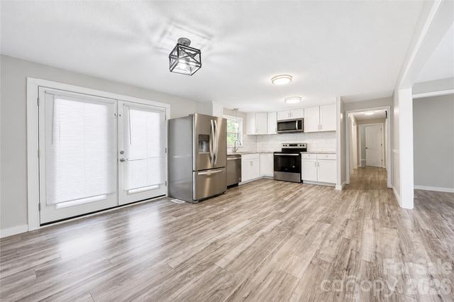 2121 24th Street NE, Hickory, NC 28601
