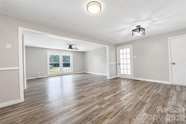 2121 24th Street NE, Hickory, NC 28601