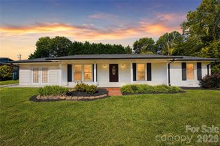 2121 24th Street NE, Hickory, NC 28601