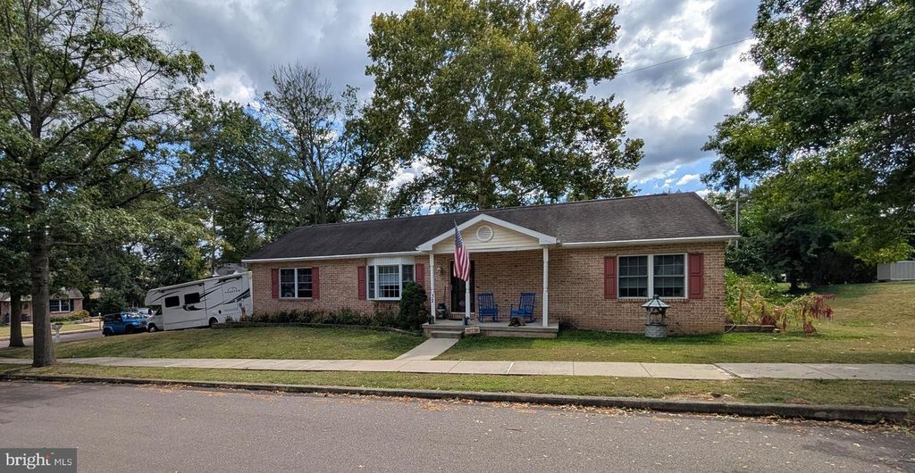 32 WINDING RD, Pottstown, PA 19464