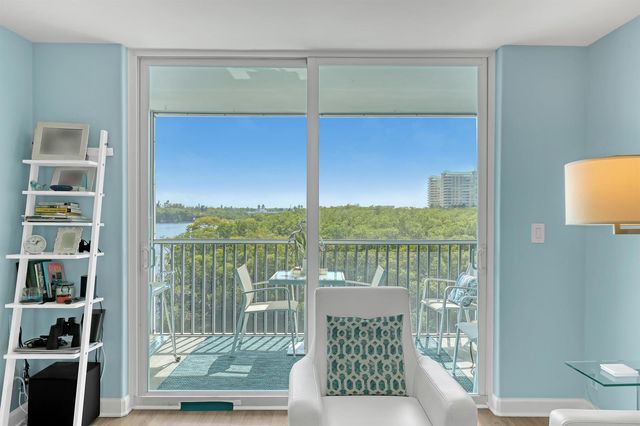 689 NE 6th Court 402, Boynton Beach, FL 33435