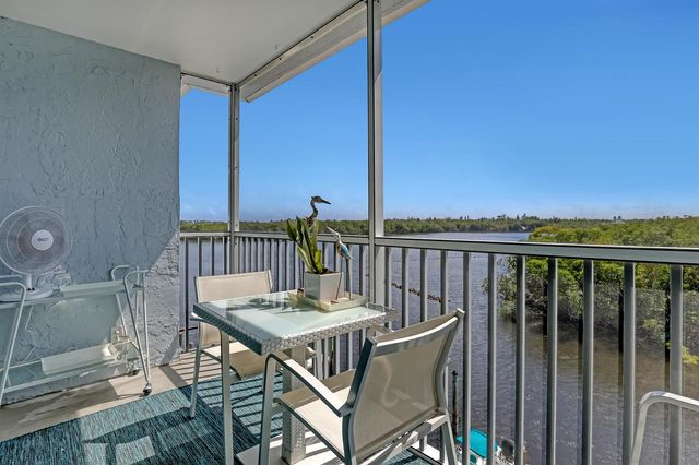 689 NE 6th Court 402, Boynton Beach, FL 33435