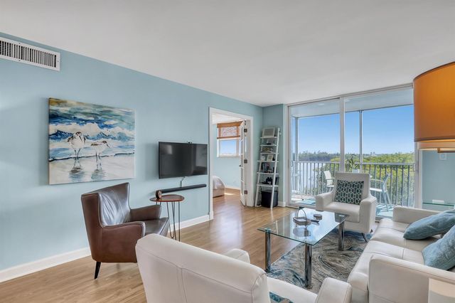689 NE 6th Court 402, Boynton Beach, FL 33435