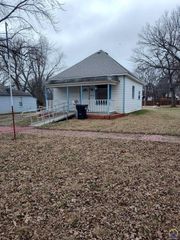 215 New Jersey AVE, Holton, KS 66436