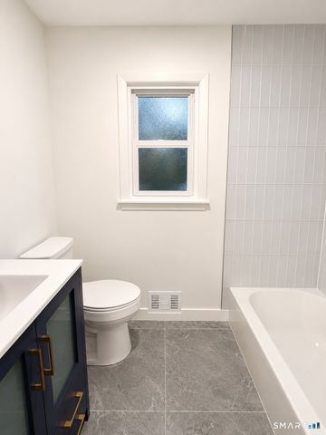 11 Flaum Drive, West Haven, CT 06516