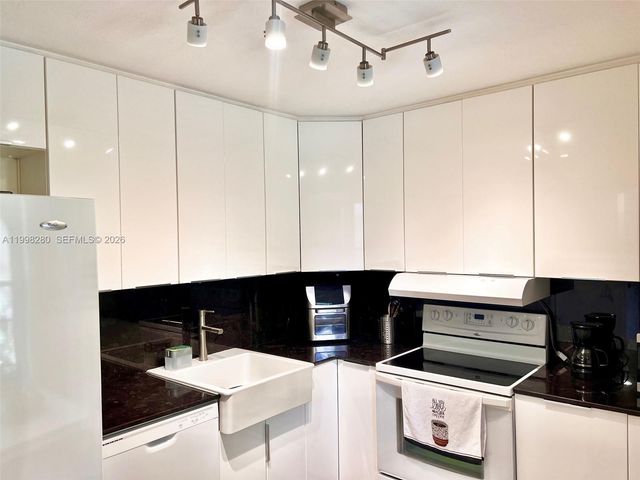 2841 Somerset Dr 215, Lauderdale Lakes, FL 33311