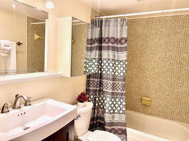 2841 Somerset Dr 215, Lauderdale Lakes, FL 33311