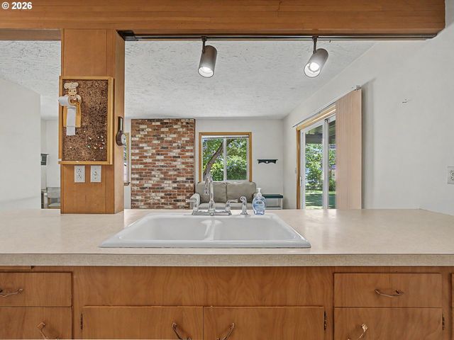 250 Se JUNIPER Ave, Gresham, OR 97080