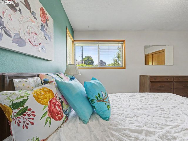 250 Se JUNIPER Ave, Gresham, OR 97080