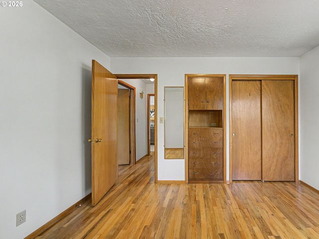 250 Se JUNIPER Ave, Gresham, OR 97080