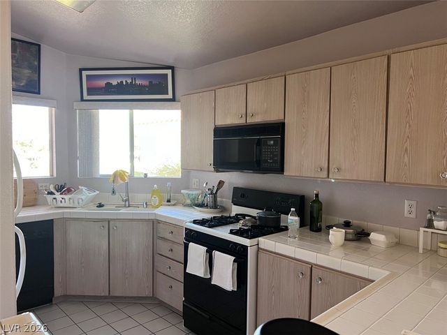 613 Yacht Harbor Drive, Las Vegas, NV 89145