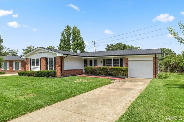 2390 Grassland Dr, Florissant, MO 63033