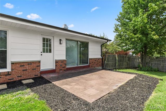 2390 Grassland Dr, Florissant, MO 63033