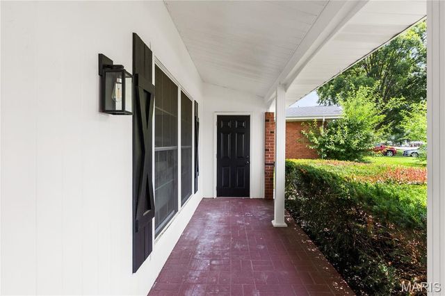 2390 Grassland Dr, Florissant, MO 63033