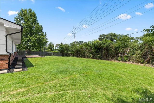 2390 Grassland Dr, Florissant, MO 63033