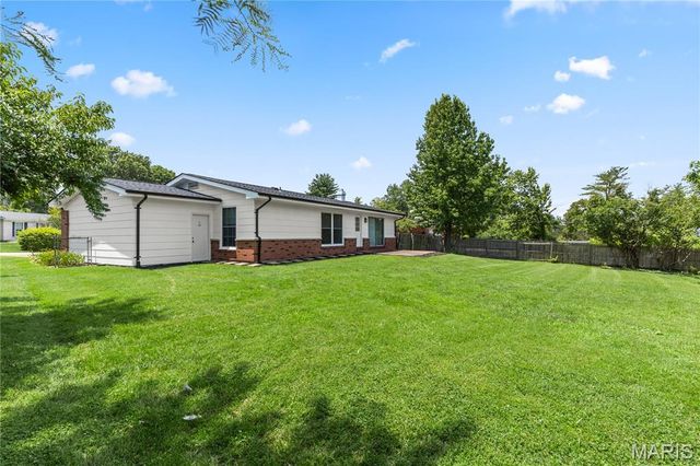 2390 Grassland Dr, Florissant, MO 63033