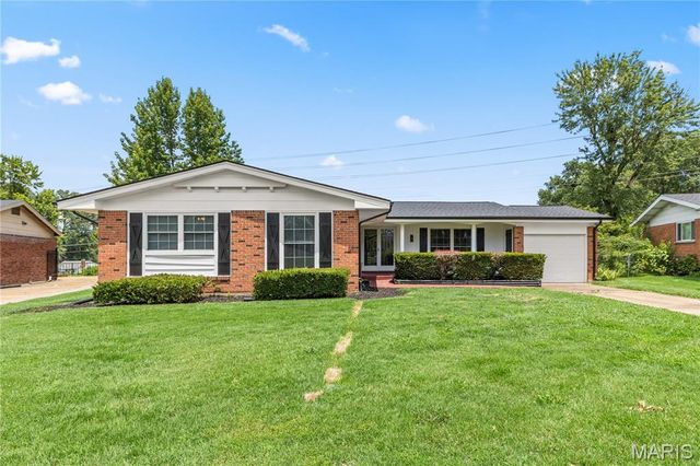 2390 Grassland Dr, Florissant, MO 63033