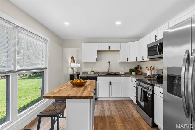 2390 Grassland Dr, Florissant, MO 63033