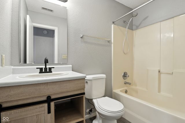 6702 Greendale Lane, Indianapolis, IN 46241