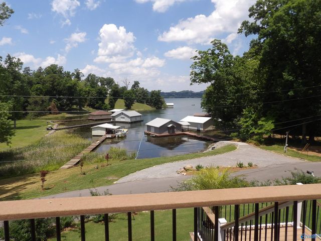 2760 Signal Point Road, Guntersville, AL 35976