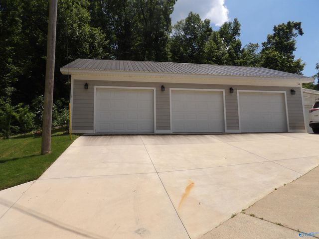 2760 Signal Point Road, Guntersville, AL 35976