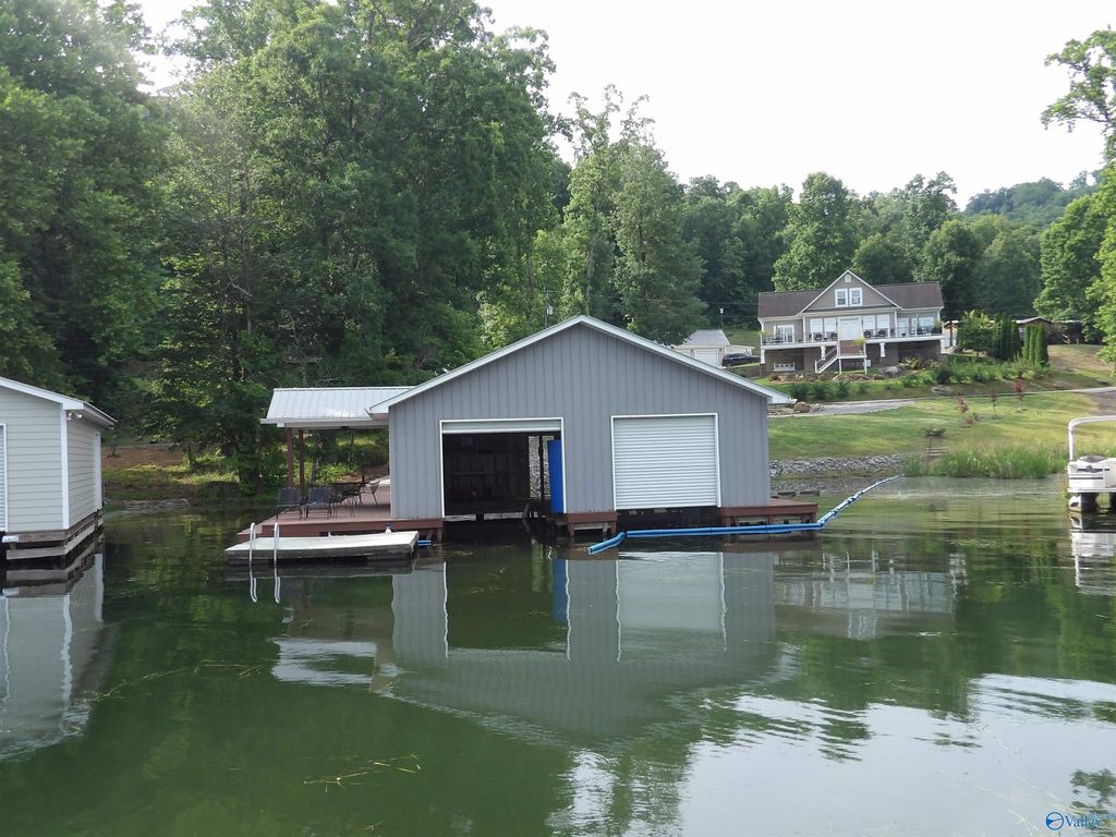 2760 Signal Point Road, Guntersville, AL 35976