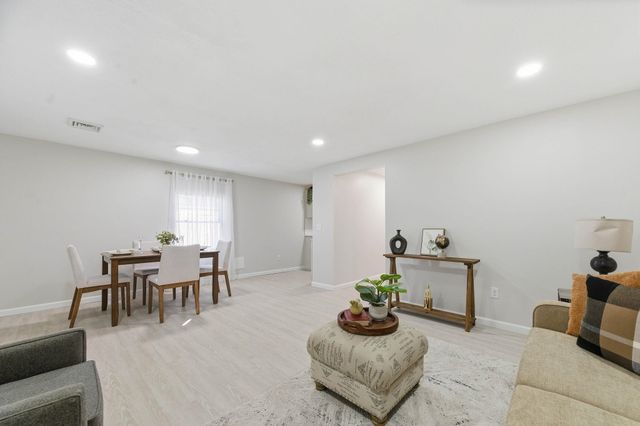 910 E Mount Vernon Rd, Wichita, KS 67211