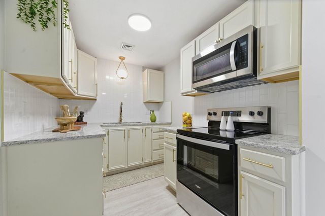 910 E Mount Vernon Rd, Wichita, KS 67211