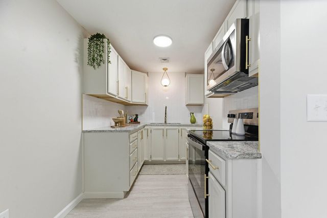 910 E Mount Vernon Rd, Wichita, KS 67211