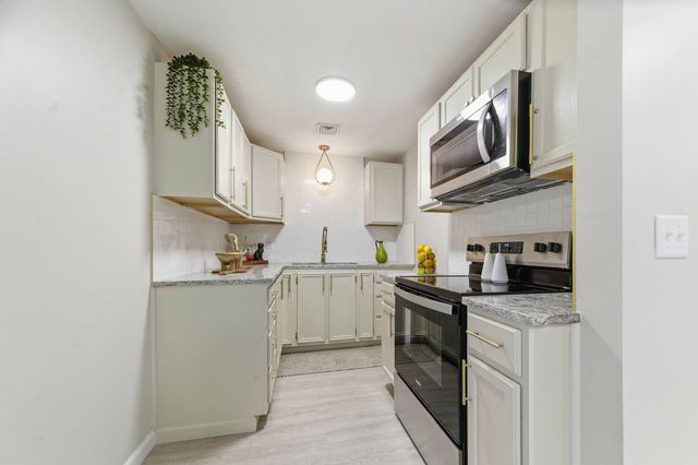 910 E Mount Vernon Rd, Wichita, KS 67211