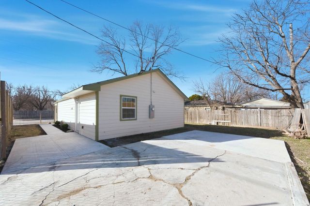 910 E Mount Vernon Rd, Wichita, KS 67211