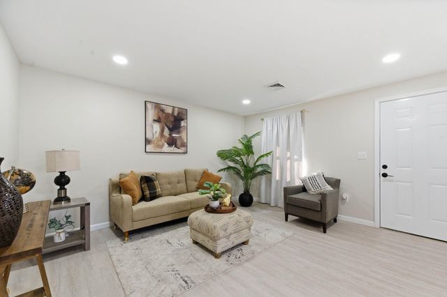 910 E Mount Vernon Rd, Wichita, KS 67211