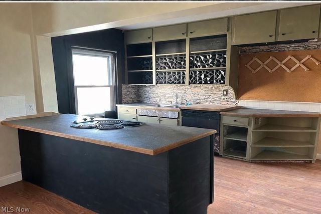 215 Woodlawn Avenue, Geneva, OH 44041