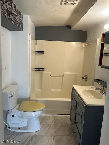 215 Woodlawn Avenue, Geneva, OH 44041