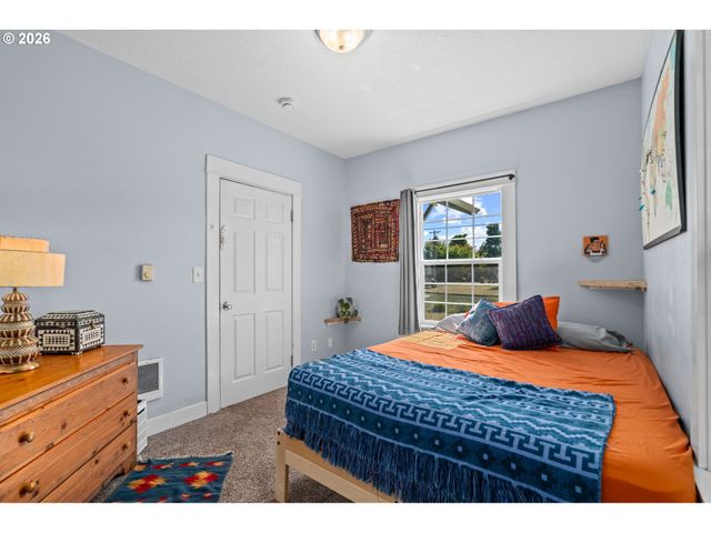 380 E BERKELEY St, Gladstone, OR 97027