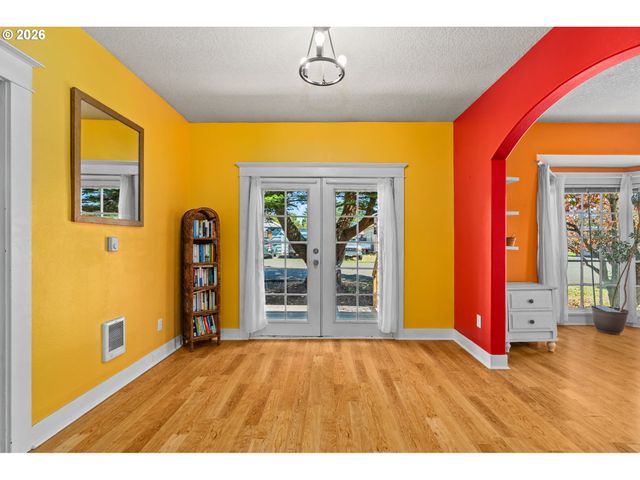380 E BERKELEY St, Gladstone, OR 97027