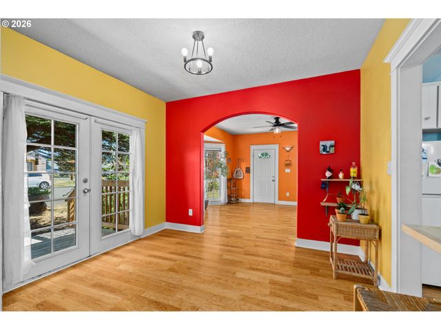 380 E BERKELEY St, Gladstone, OR 97027