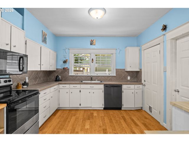 380 E BERKELEY St, Gladstone, OR 97027
