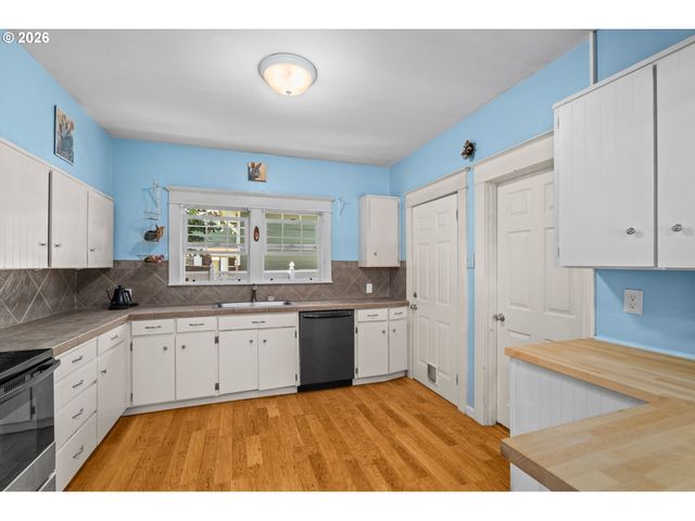 380 E BERKELEY St, Gladstone, OR 97027