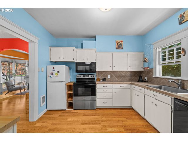 380 E BERKELEY St, Gladstone, OR 97027