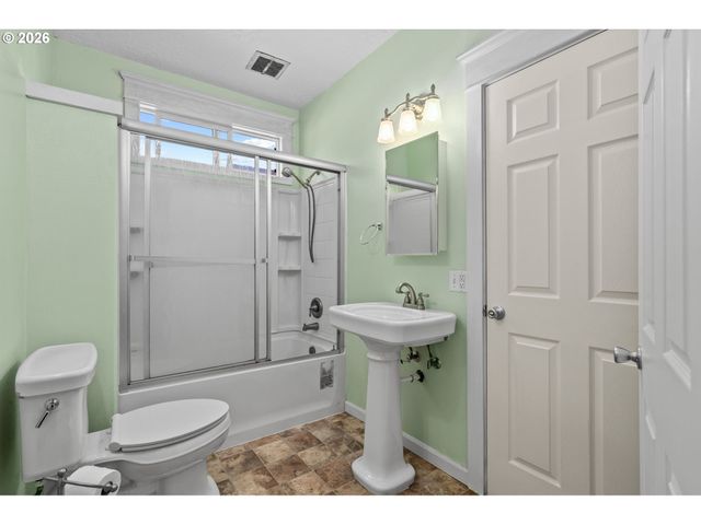 380 E BERKELEY St, Gladstone, OR 97027
