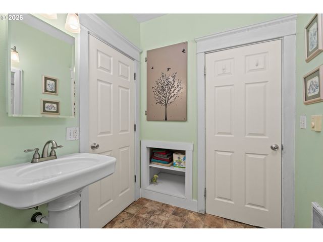 380 E BERKELEY St, Gladstone, OR 97027