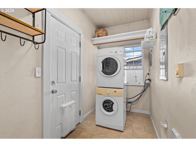 380 E BERKELEY St, Gladstone, OR 97027