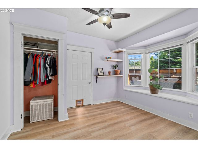 380 E BERKELEY St, Gladstone, OR 97027