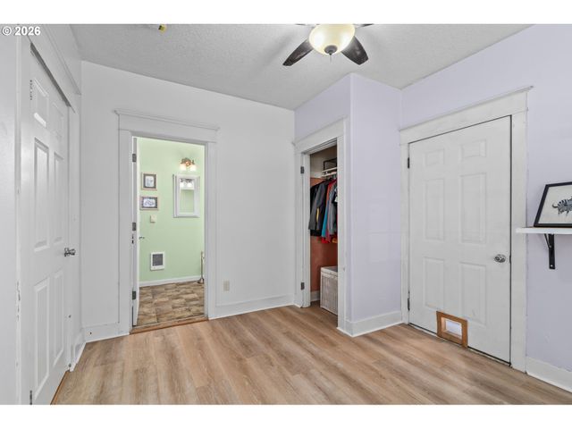 380 E BERKELEY St, Gladstone, OR 97027