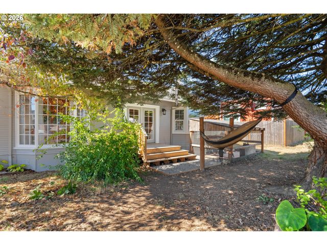 380 E BERKELEY St, Gladstone, OR 97027