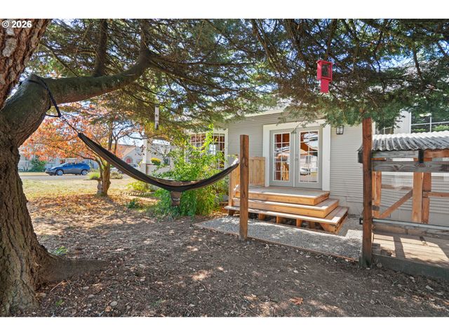 380 E BERKELEY St, Gladstone, OR 97027