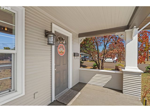 380 E BERKELEY St, Gladstone, OR 97027