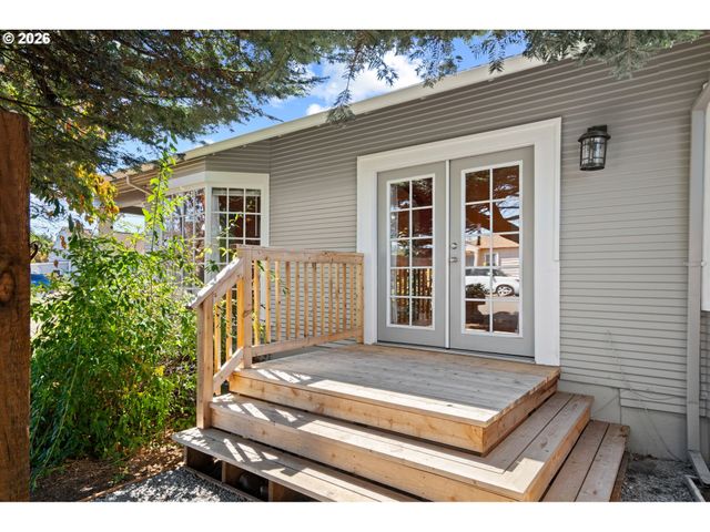 380 E BERKELEY St, Gladstone, OR 97027