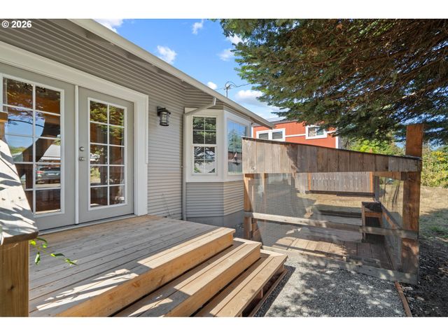 380 E BERKELEY St, Gladstone, OR 97027